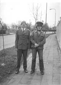 Po vojenské přísaze v Rakovníku, Zdeněk Matuszek vlevo, 1980