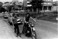 S bratrem Lumírem, Zdeněk Matuszek na motocyklu, 1977