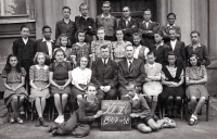Bronislava Nyklová (druhá zprava dole), polské gymnázium v Orlové, 1947–1948