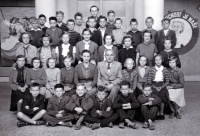Bronislava Nyklová jako učitelka (uprostřed), polská škola v Karviné, 1955–1956