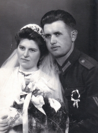 Svatba rodičů Adelheidy Pačkové Alfonse a Marie Čujkových / 1943
