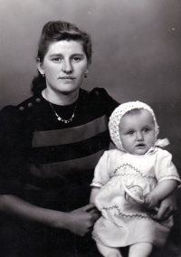 Adelheida Pačková s matkou Marií / 1944