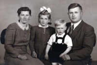 Adelheida Pačková s rodiči a bratrem Janem / 1952