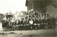 Česká škola v Chudobě-Žakši, šestá třída, Manfred Hacker uprostřed v druhé řadě, poslední ročník 1951–1952