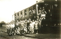 Česká škola v Chudobě, výlet vlakem do Krakova, Manfred Hacker klečí mírně vpravo, 1952