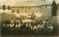 Česká škola v Chudobě, za dětmi ředitel školy Josef Pabisz a polská učitelka Julia Rutkowská, klečící učitelky Antonie Lapáčková a Vlasta Bártlová, 1950 nebo 1951
