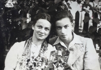 Alice a Alois Martinovští, nevlastní sourozenci pamětnice, Český Malín, cca květen 1943