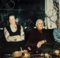Švýcarští manželé, kteří v roce 1946 hostili Dagmar. Udržovali s ní kontakt další léta a zaslali jí tuto fotografii