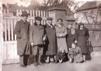 Meeting of the family in Žatec. From left Alois Martinovský Jr., Alois Martinovský Sr., Josef Martinovský, his daughter-in-law Marie, Věra Beštová, Božena Martinovská, below Darina Martinovská and Larisa, 1952