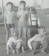 Vítězslav Kutík s kamarády z dětství, pamětník vlevo dole, 60. léta