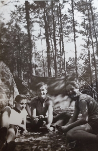 Magdalena Třebická během stanování s Jaroslavem Němečkem (ilustrátorem, autorem komiksu Čtyřlístek)