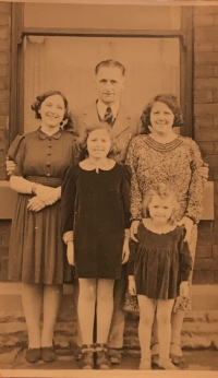 Rodina Radcliffových s dcerou a sestrami Milenou a Evou