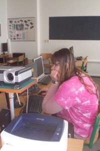 Žáci ZŠ Hradební v Broumově při úpravě nahrávky pro Příběhy našich sousedů