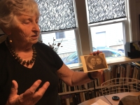 Eva ukazuje fotografii, na které Radcliffovi poprvé viděli obě sestry