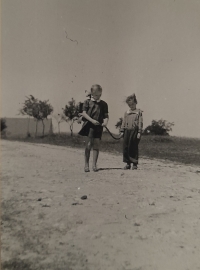 Se sestrou Janou, 1942