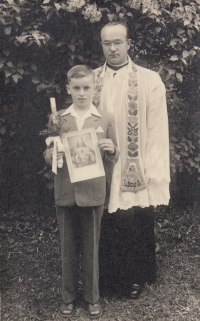S páterem Strakou v Kájově při svatém přijímání, 1956 