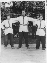 Ivan Kabyn (uprostřed) se svými kamarády, Kosiv, 21. srpna 1938