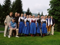 Jana Tauchmanová první vlevo při natáčení DVD „Krkonošské tance", Špindlerův Mlýn 2019