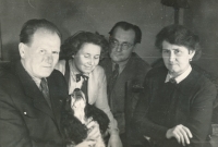Rodiče Marysja a Zdar Šormovi (uprostřed), babička Ludmila Hloušková (vpravo) a dědeček František Hloušek