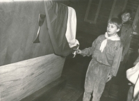 Skautský slib Zdeňka Šorma v kostele v Braníku, 1968