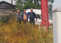 Při budování telefonního vysílače v Eibenthalu, Josef Nedvěd uprostřed, 90. léta
