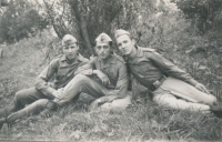 Josef Nedvěd (uprostřed) absolvoval vojenskou službu hned po vyučení, polovina 60. let