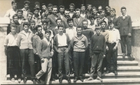 Poslední ročník elektrikářů na hornickém učilišti v městečku Anina, pamětník v poslední řadě čtvrtý zleva, rok 1964