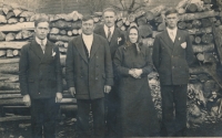 Vpravo pamětníkův otec se svými bratry a rodiči Nedvědovými, kteří do Eibenthalu přišli z Gerníku, nedatováno