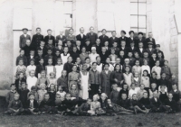 Školní foto žáků z Eibenthalu, foceno u zdi římskokatolického kostela sv. Jana Nepomuckého, rok 1937