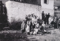 Žáci u staré školy v Eibenthalu, konec 30. let