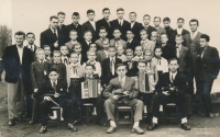 Školní fotografie žáků školy v Eibenthalu, Josef Nedvěd stojí vlevo hned za řídícím učitelem, nedatováno