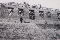 Bourání staré školy v Eibenthalu, nedatováno