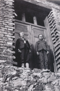 Škola v Eibenthalu a její žáci, vlevo Fr. Mareš a vpravo Venca Vochoc, r. 1937-1939 (při výstavbě)