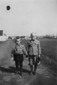 Zdeněk Štěpán s kamarádkou, 1943 - 1944