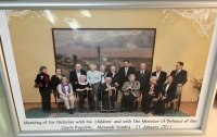 Setkání Wintonových dětí v roce 2011 u ministra obrany Alexandra Vondry (Sir Nicolas Winton uprostřed)