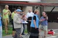 První vpravo, zkouška před vystoupením na Mezinárodním folklórním festivalu, Červený Kostelec 2012