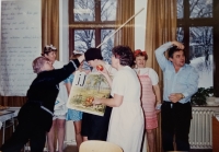Druhá řada druhá zprava. Scénka učitelského sboru  „Obecná škola", Špindlerův Mlýn, 1993