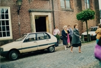 V popředí, zájezd učitelského sboru ke 400. výročí J. A. Komenského, Naarden, Holandsko, 1992
