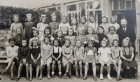 Třetí řada čtvrtá zleva, Jana ve 2. třídě, Brno, 1949