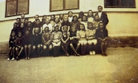 The last year of elementary school, Ludmila Plhoňová in the top row, fifth from the left