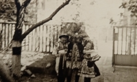 S maminkou a bratrem v kyjovských krojích, 1. máj, Brno, 1946