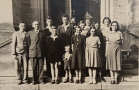 První řada třetí zprava, sbor Hudební školy s Josefem Václavem Kratochvílem, kostel ve Vrchlabí, 1953