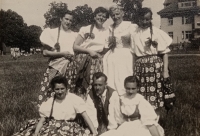Sedící první zprava, soubor Hořec pod vedením Jarmily Radechovské, Nový Bydžov, 1957