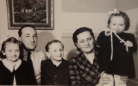 První zleva, s rodiči a sourozenci, Brno, 1947