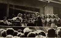 V kroji, vystoupení pěveckého sboru gymnázia Vrchlabí, Vrchlabí Střelnice, 1950