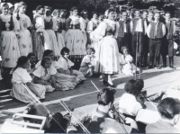 Stojící třetí zleva,  „Slavnosti úrody", soubor Krakonoš, Hradec Králové, 1956