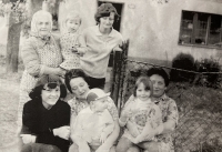 Ludmila Plhoňová (v druhé řadě vpravo) v Lažanech s rodinou