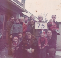 Rodinná fotografie ze 75. narozenin otce Bedřicha (1980)