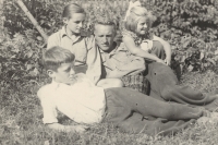 Strýc Antonín Honzák s neteřemi Jarmilou (vpravo) a Soňou a synovcem Antonínem Krupařovými, 1952