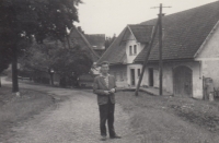 Manfred Beneš v obci Stroužné, patrně 60. léta